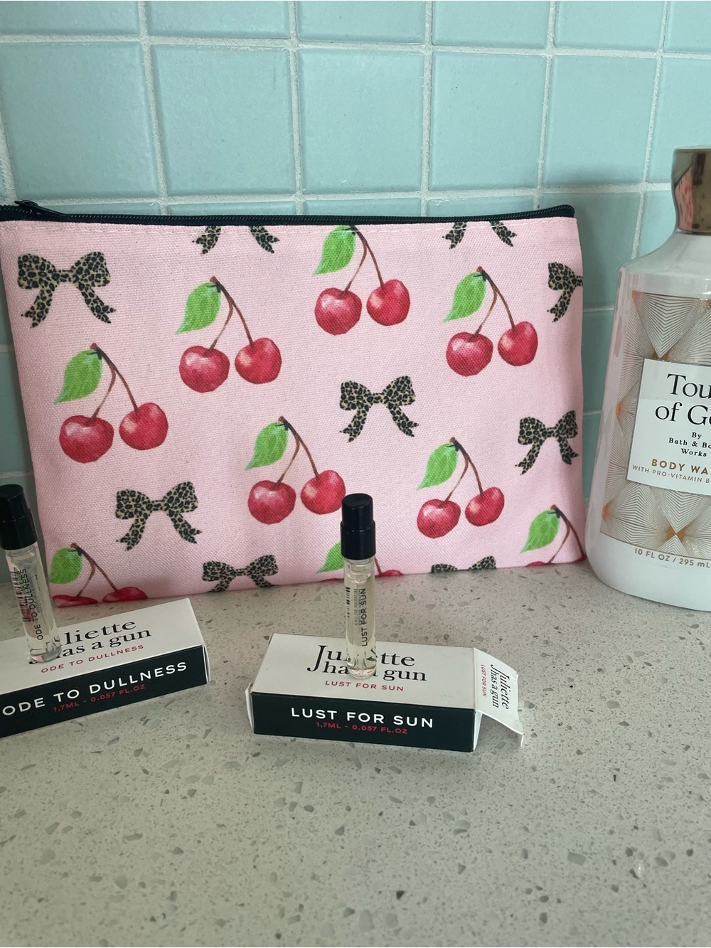 Makeup pouch, 2 Travel size Juliette has a gun, and full size BBW gel - Picture 5 of 8